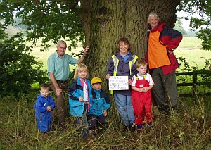 People in front of Overton's largest oak tree